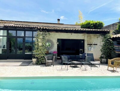 Large villa with swimming pool - quiet - close to the sea - superbly equipped - 8 people