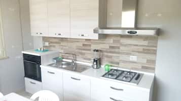 Frigorifero, microonde, forno, piano cottura