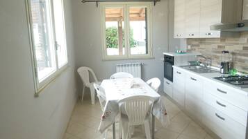 Frigorifero, microonde, forno, piano cottura