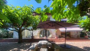 Outdoor dining - Luxury 5-Bed Villa with Indoor Pool near Arcachon Beach and Shops (Arcachon)