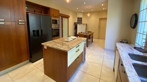 Coffee/tea maker, fridge, microwave, oven - Luxury 5-Bed Villa with Indoor Pool near Arcachon Beach and Shops (Arcachon)