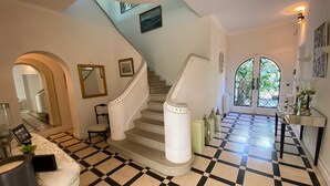 Interior - Luxury 5-Bed Villa with Indoor Pool near Arcachon Beach and Shops (Arcachon)