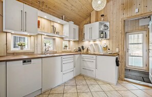 Kylskåp, spishäll, diskmaskin och kaffe- och tebryggare