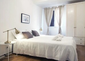 4 habitaciones, escritorio y tabla de planchar con plancha 