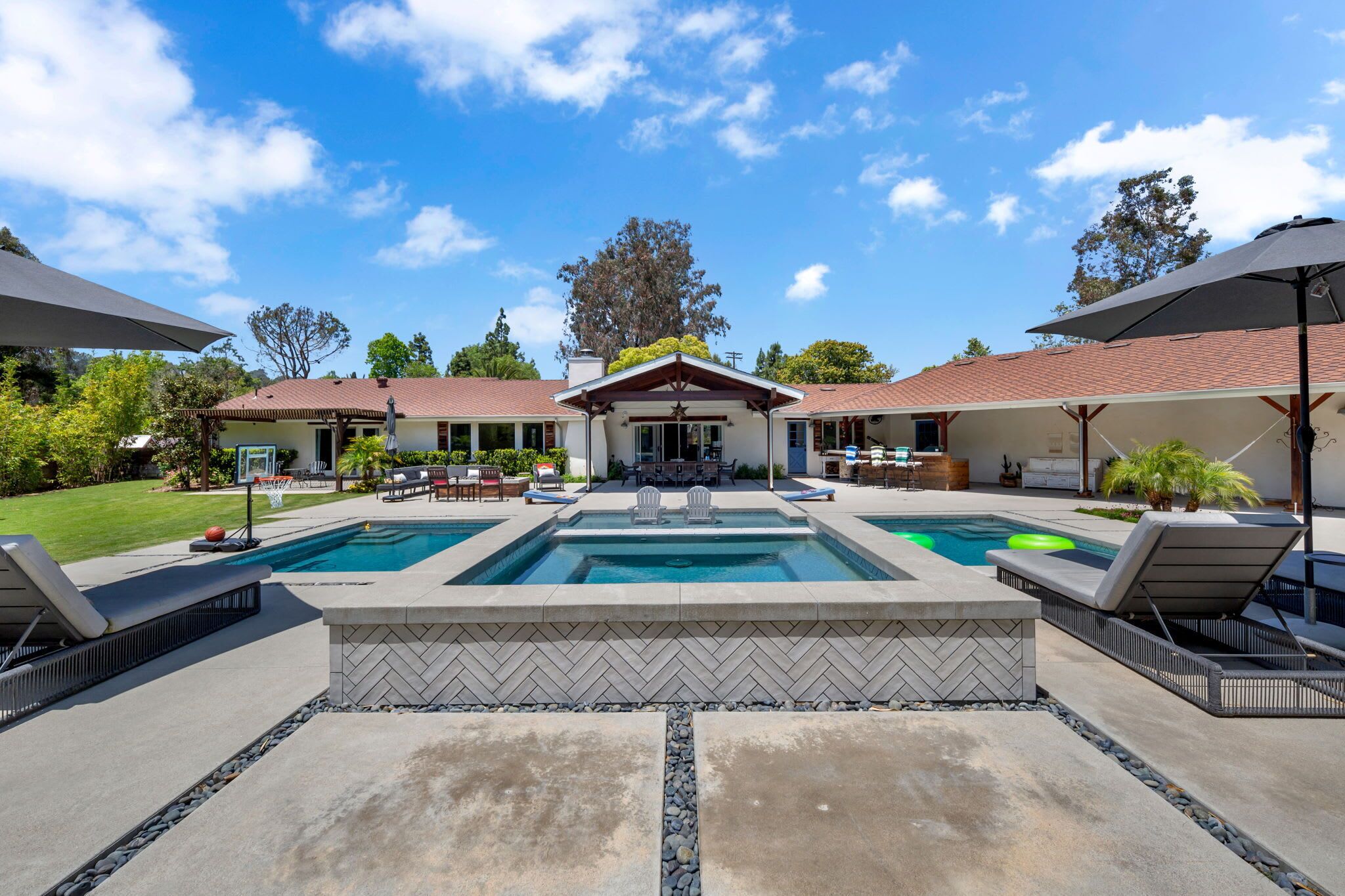 Lone Jack House- Private gated home, Pool, Spa & BBQ