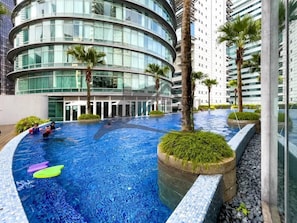 Una piscina techada, 5 piscinas al aire libre