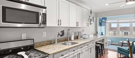 Frigorifero, microonde, forno, piano cottura