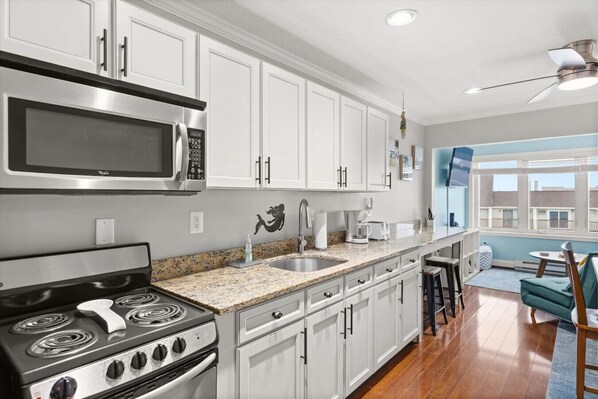 Kühlschrank, Mikrowelle, Ofen, Herdplatte