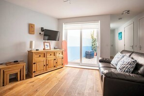 TV, books - Modern, Dog friendly, 2 Bedroom Beach Front Apt. Central Newquay (Newquay Cornwall)