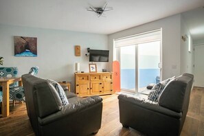 TV, books - Modern, Dog friendly, 2 Bedroom Beach Front Apt. Central Newquay (Newquay Cornwall)