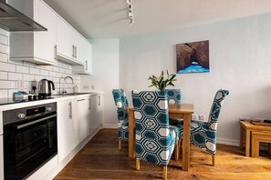 Fridge, microwave, oven, stovetop - Modern, Dog friendly, 2 Bedroom Beach Front Apt. Central Newquay (Newquay Cornwall)
