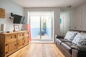 TV, books - Modern, Dog friendly, 2 Bedroom Beach Front Apt. Central Newquay (Newquay Cornwall)
