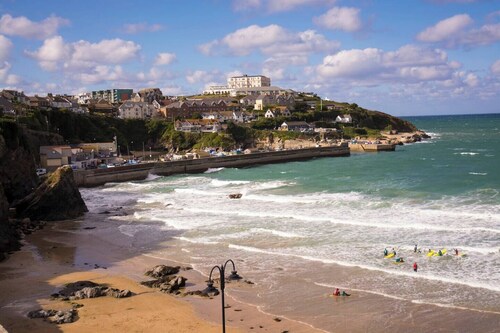 Modern, Dog friendly, 2 Bedroom Beach Front Apt. Central Newquay