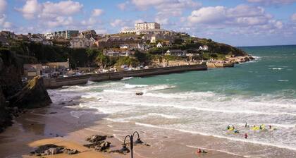 Modern, Dog friendly, 2 Bedroom Beach Front Apt. Central Newquay
