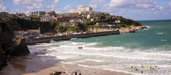 Modern, Dog friendly, 2 Bedroom Beach Front Apt. Central Newquay