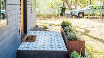 المنطقة المحيطة بالمنشأة