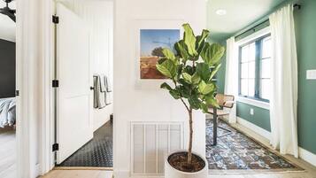 2 عدّة غرف نوم ومكواة/لوح كي وواي فاي وملاءات أسرّة