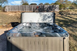Outdoor spa tub - Meadows Farmhouse - Hot Tub & 5 mins to Main (Fredericksburg)