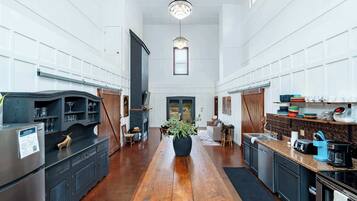 Køleskab, mikrobølgeovn, ovn, kogeplade