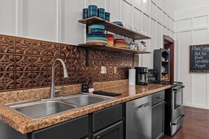 Fridge, microwave, oven, stovetop - Meadows Farmhouse - Hot Tub & 5 mins to Main (Fredericksburg)