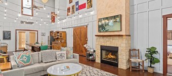Meadows Farmhouse - Hot Tub & 5 mins to Main