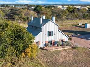 Exterior - Meadows Farmhouse - Hot Tub & 5 mins to Main (Fredericksburg)