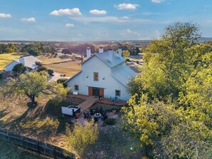 Exterior - Meadows Farmhouse - Hot Tub & 5 mins to Main (Fredericksburg)