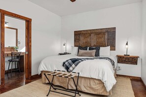 4 bedrooms, iron/ironing board, WiFi, bed sheets - Meadows Farmhouse - Hot Tub & 5 mins to Main (Fredericksburg)