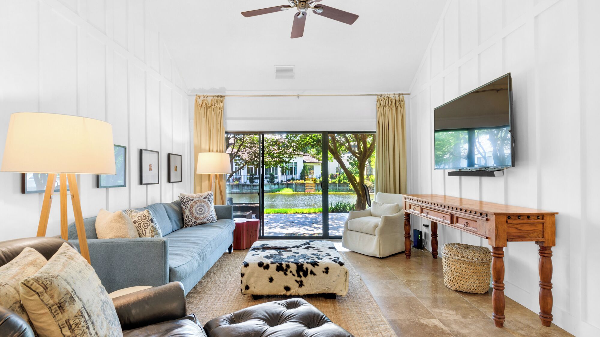 Apartment, Mehrere Betten, Terrasse (Beachwalk Villas 5054) | Wohnbereich | 50-Zoll-Flachbildfernseher mit Digitalempfang