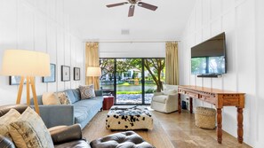 콘도, 침대(여러 개), 파티오 (Beachwalk Villas 5054) | 거실 공간 | 디지털 채널 시청이 가능한 50인치 평면 TV