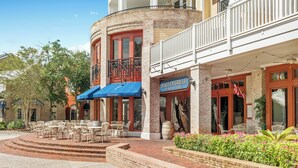 Un bâtiment en briques surmonté d’une marquise bleue portant l’inscription « MARLIN GRILL ».