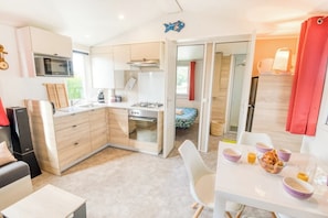 Fridge, microwave, oven, coffee/tea maker - Bungalow, terrace, garden, 200m from the beach, by Groom*. (Guidel)