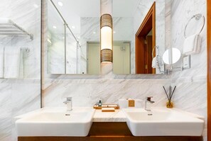 Luxury Room | Bathroom | Free toiletries, hair dryer, slippers, soap - Damask Resort (Sayq)