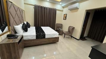 Habitación Deluxe doble | Sistema de insonorización, tabla de planchar con plancha, wifi gratis