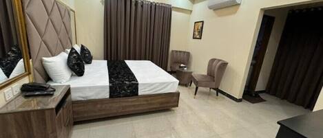 Deluxe Double Room | Soundproofing, iron/ironing board, free WiFi