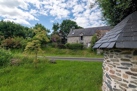 Exterior. Chambre D'hôte "La Roche Au Cerfs", La Haye D'armor