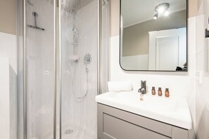 Douche, sèche-cheveux, serviettes fournies