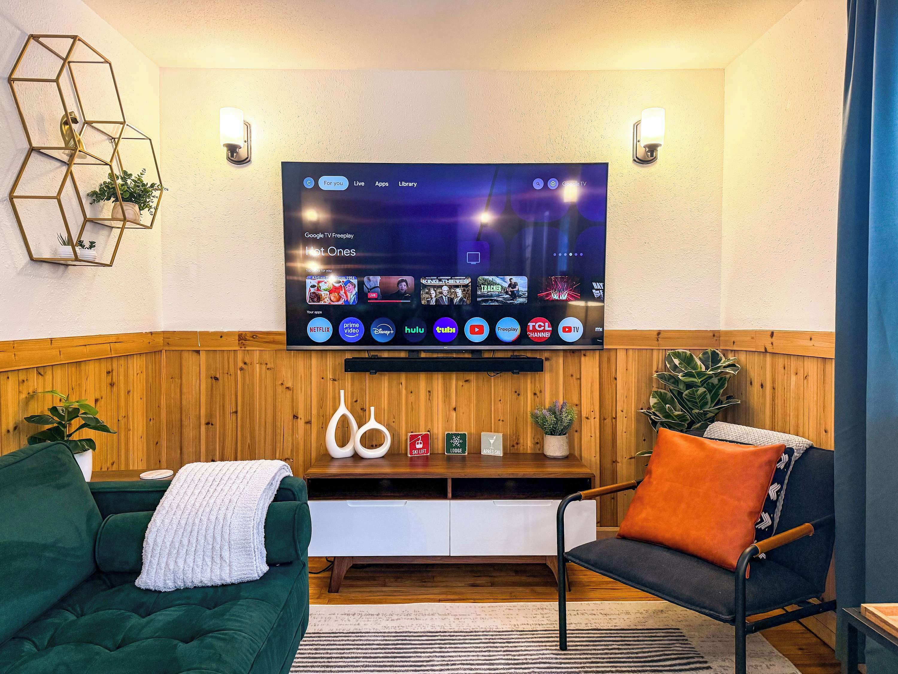 Fernseher, Bücher, Arbeitsbereiche