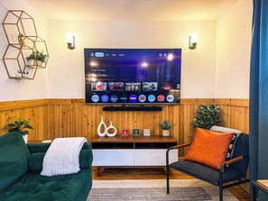 Een televisie, boeken en een kantoor