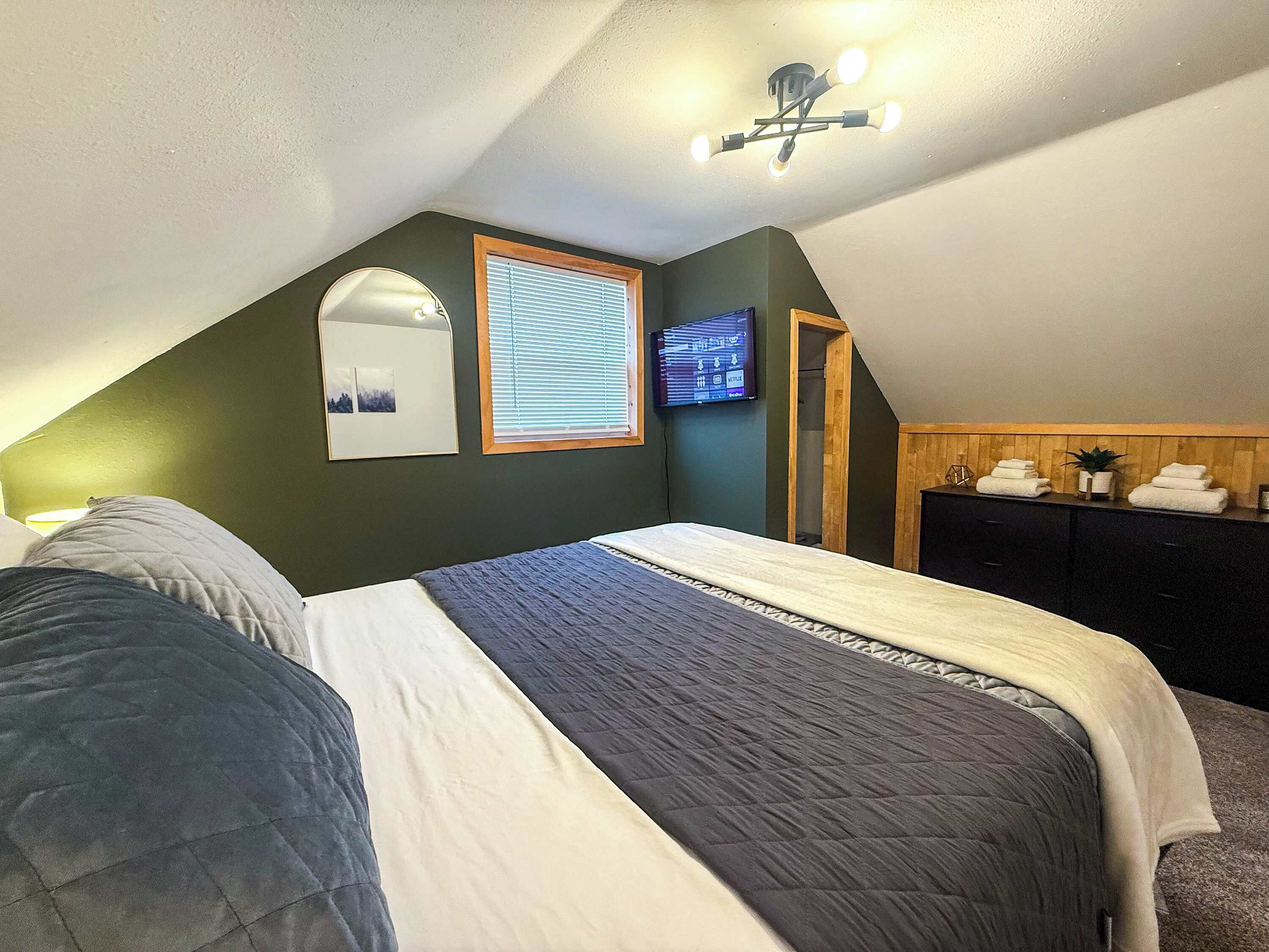 2 bedrooms, desk, iron/ironing board, travel crib