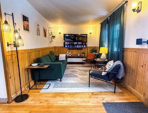 Télévision, livres, espaces bureaux
