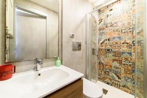 Shower, towels - Estate4home- Casa Bella (Sorrento)