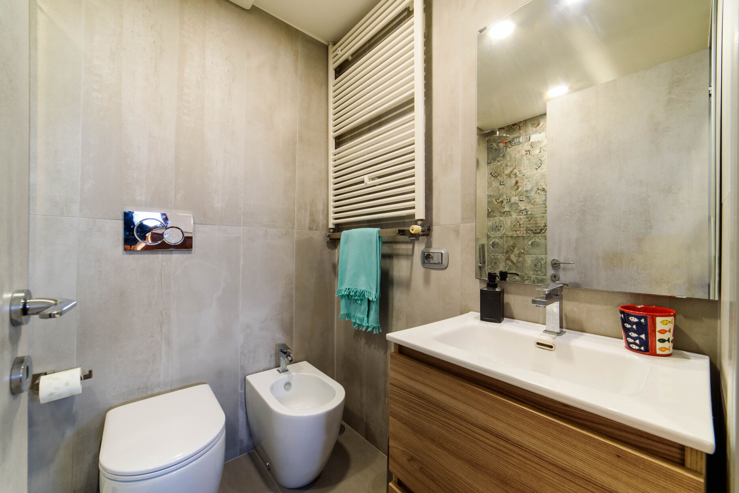 Un baño moderno con inodoro, bidé y lavamanos.