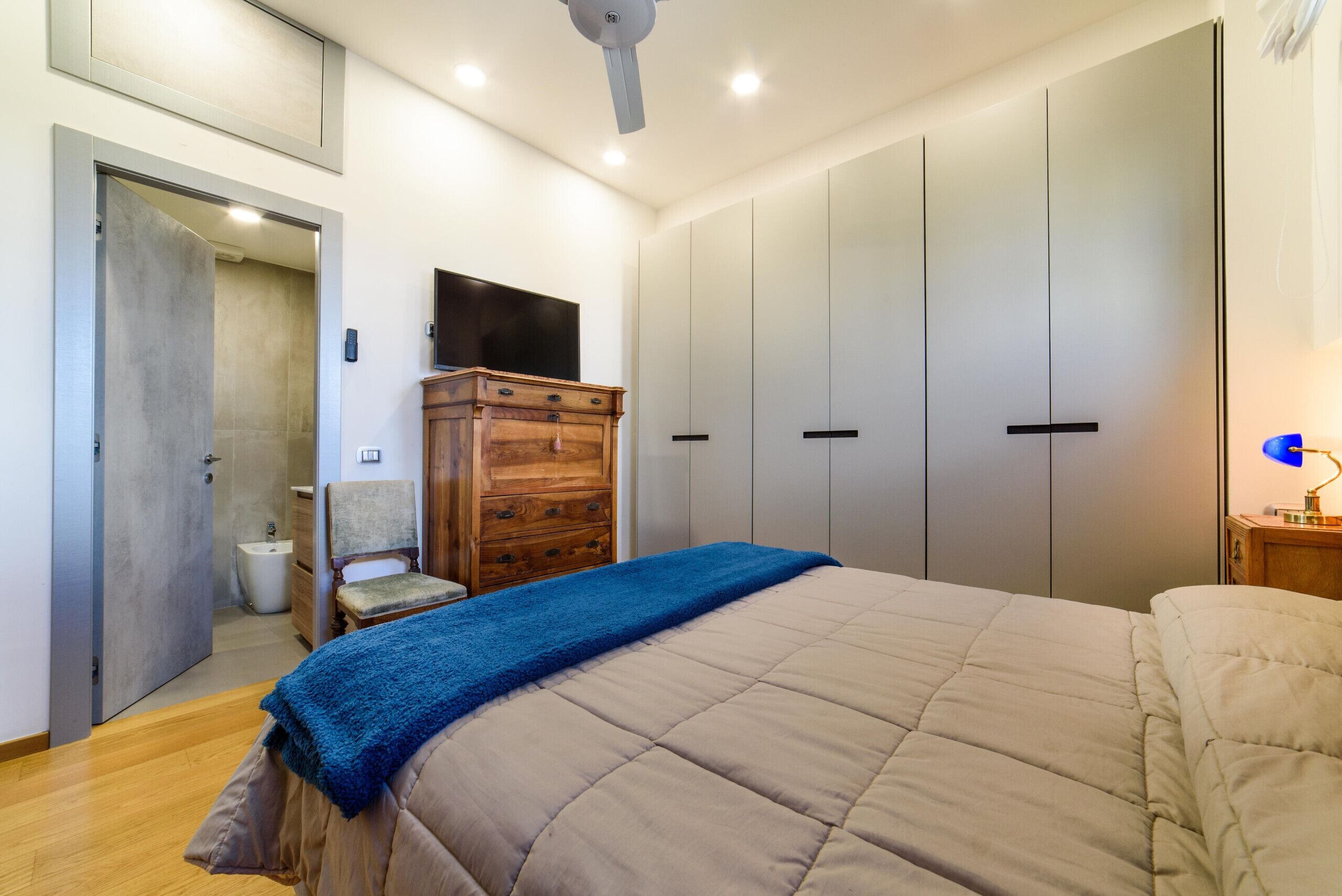 1 bedroom, bed sheets