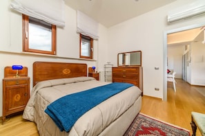 1 quarto, berços (sobretaxa), roupa de cama