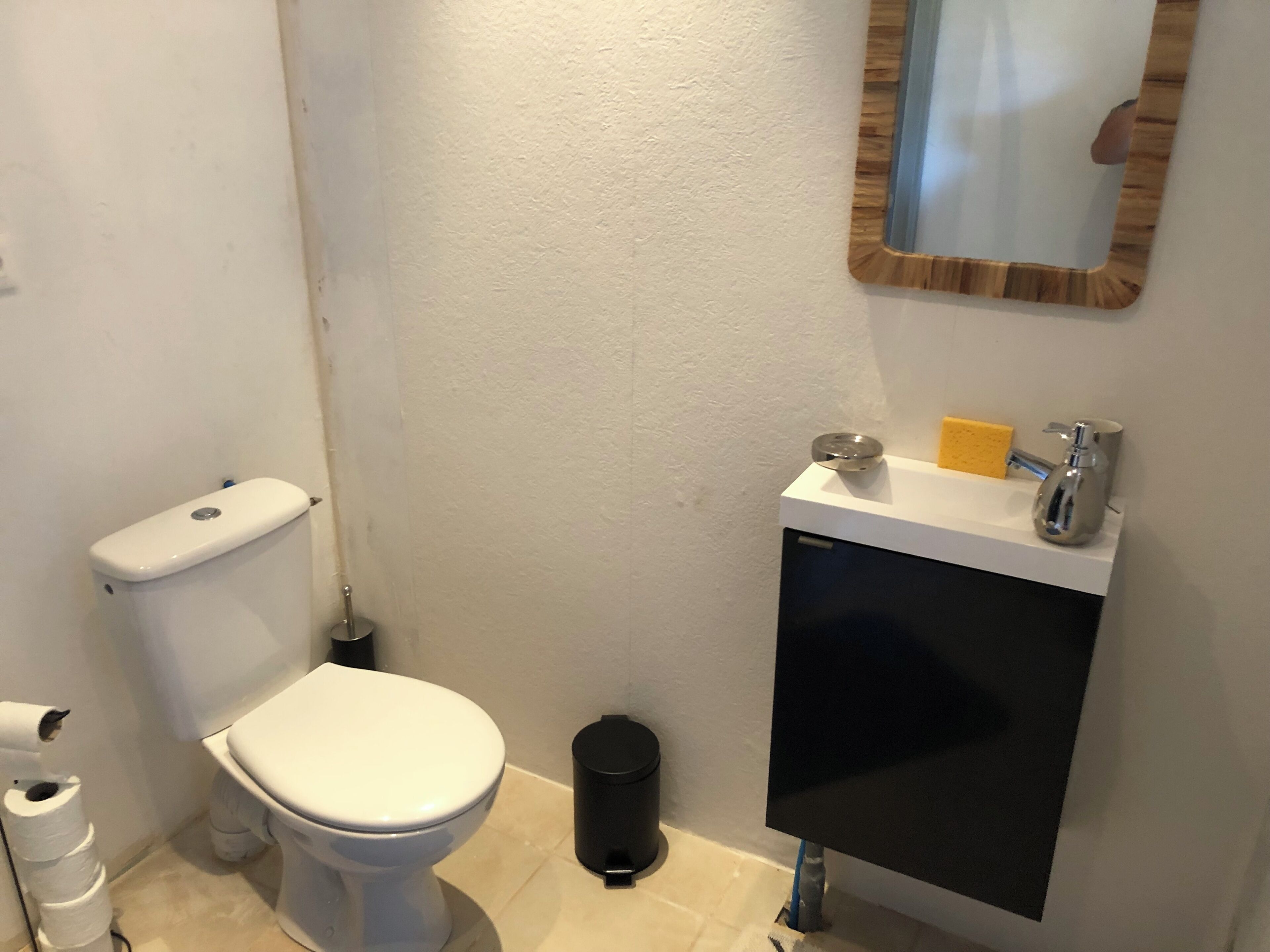 Een douche, gratis toiletartikelen, een haardroger, handdoeken