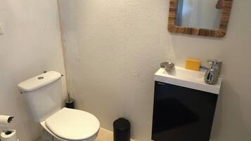 Een douche, gratis toiletartikelen, een haardroger, handdoeken