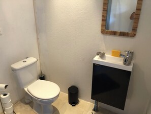 Regadera, amenidades de baño gratuitas, secadora de cabello, toallas 