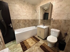 Haartrockner, Handtücher, Seife, Toilettenpapier