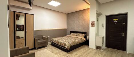 1 dormitorio, tabla de planchar con plancha, wifi y ropa de cama
